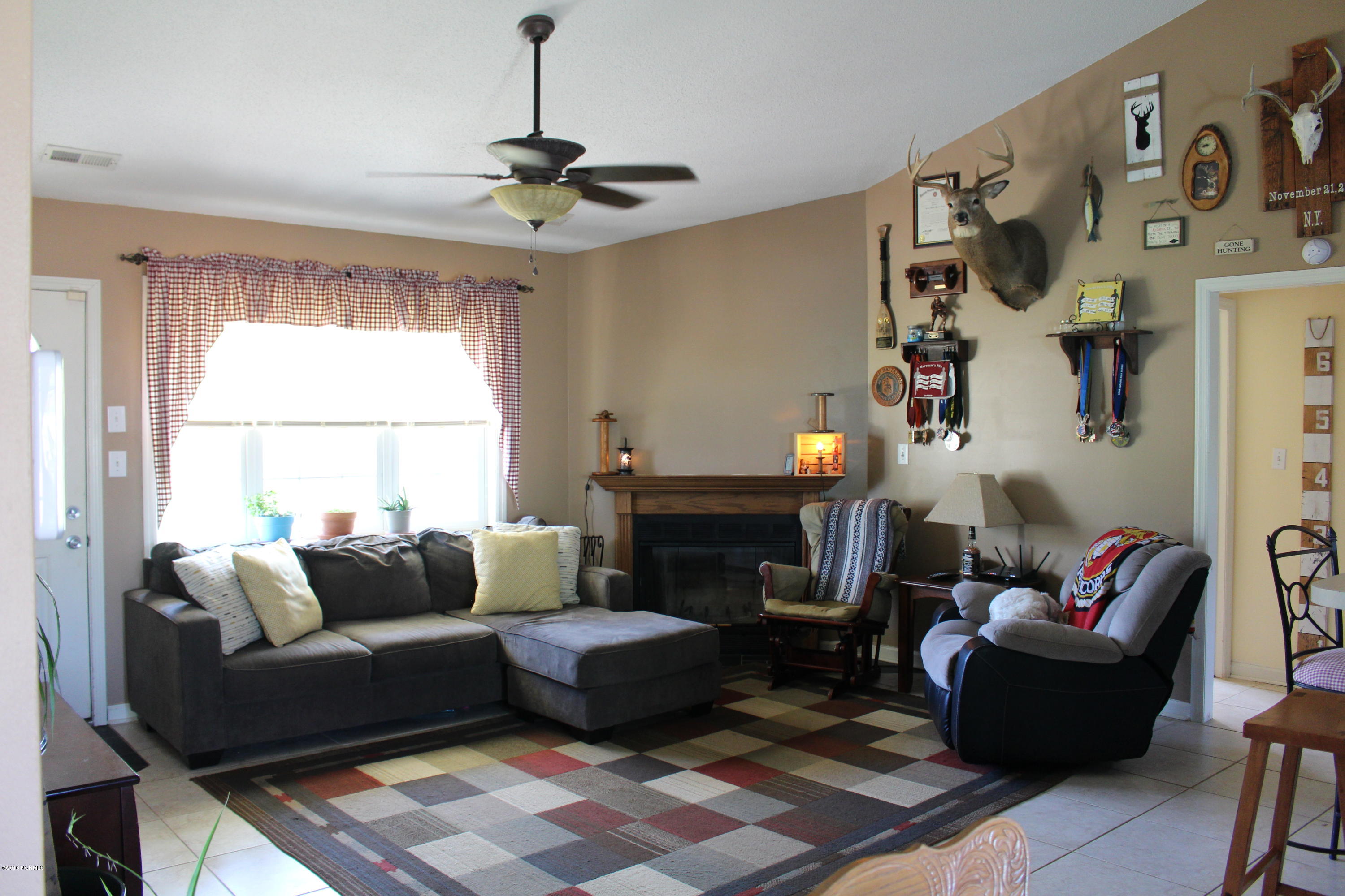287 Parnell Road Hubert, NC 28539 - Photo 5 of 41 Living Room