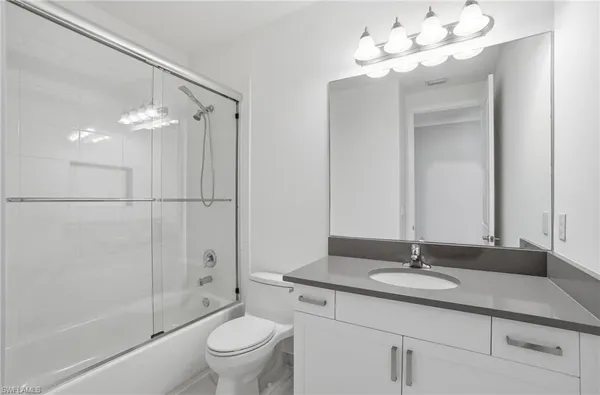 a view of an entryway with workspace