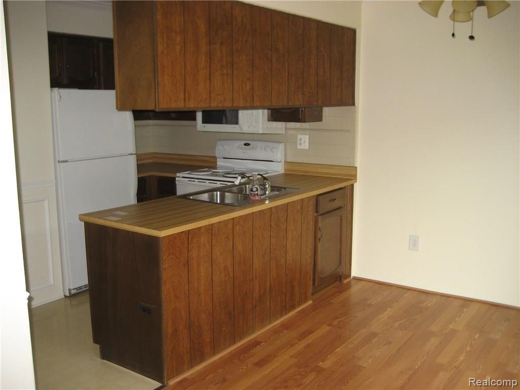 17765 Rudgate Street Southgate, MI 48195 - Photo 9 of 9 IMG_2703.JPG
