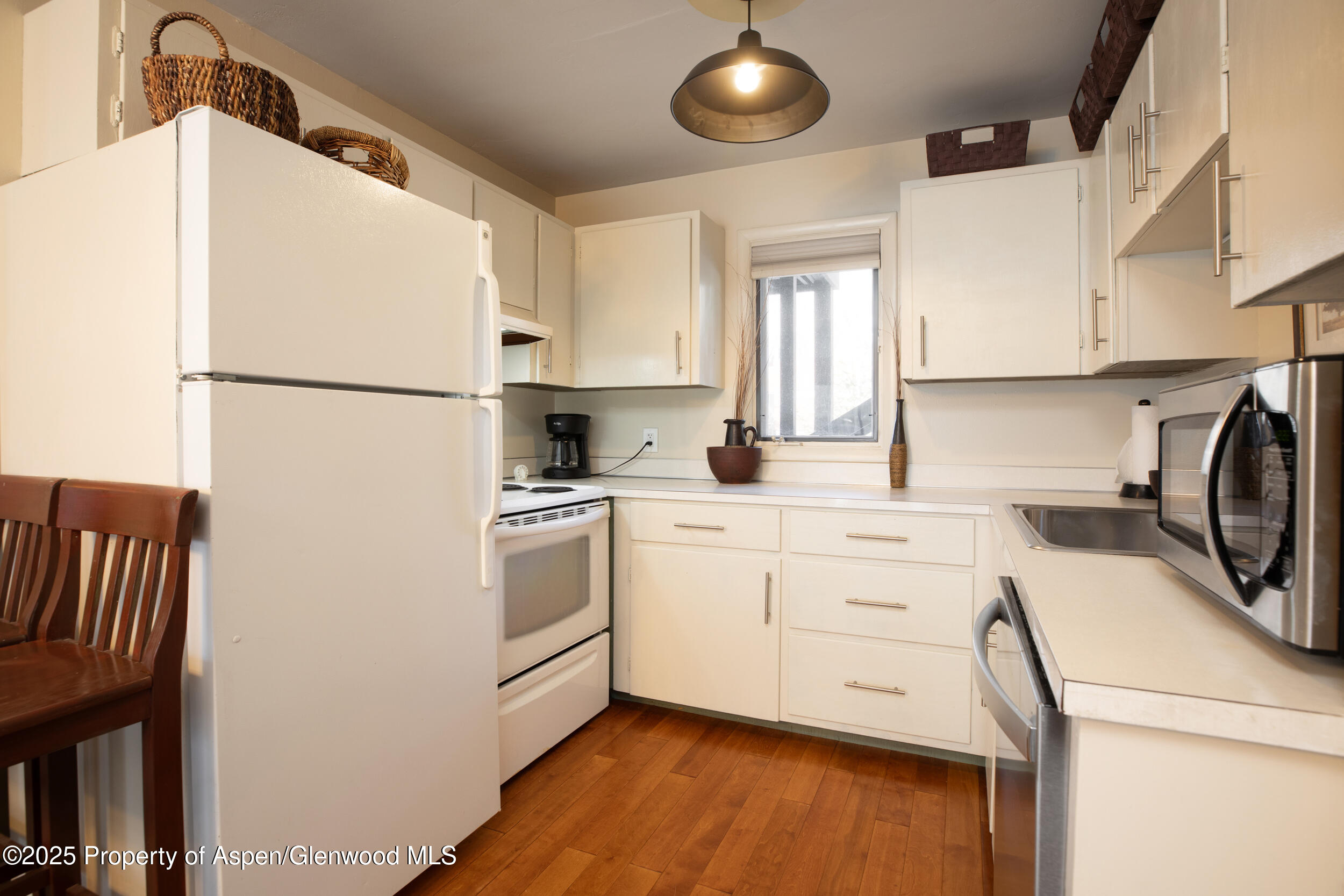1880 Meadow Ridge Road, Unit 7 Vail, CO 81657 - Photo 11 of 12 2512_meadow_ridge_7_interior_kitchen_a
