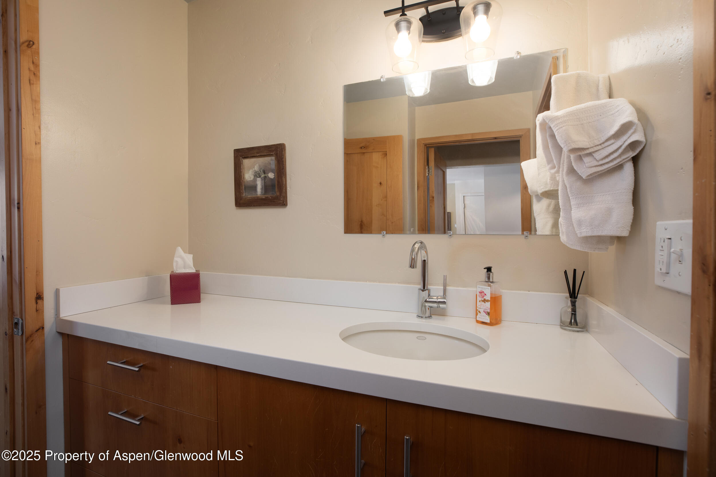 1880 Meadow Ridge Road, Unit 7 Vail, CO 81657 - Photo 7 of 12 2512_meadow_ridge_7_interior_bath01