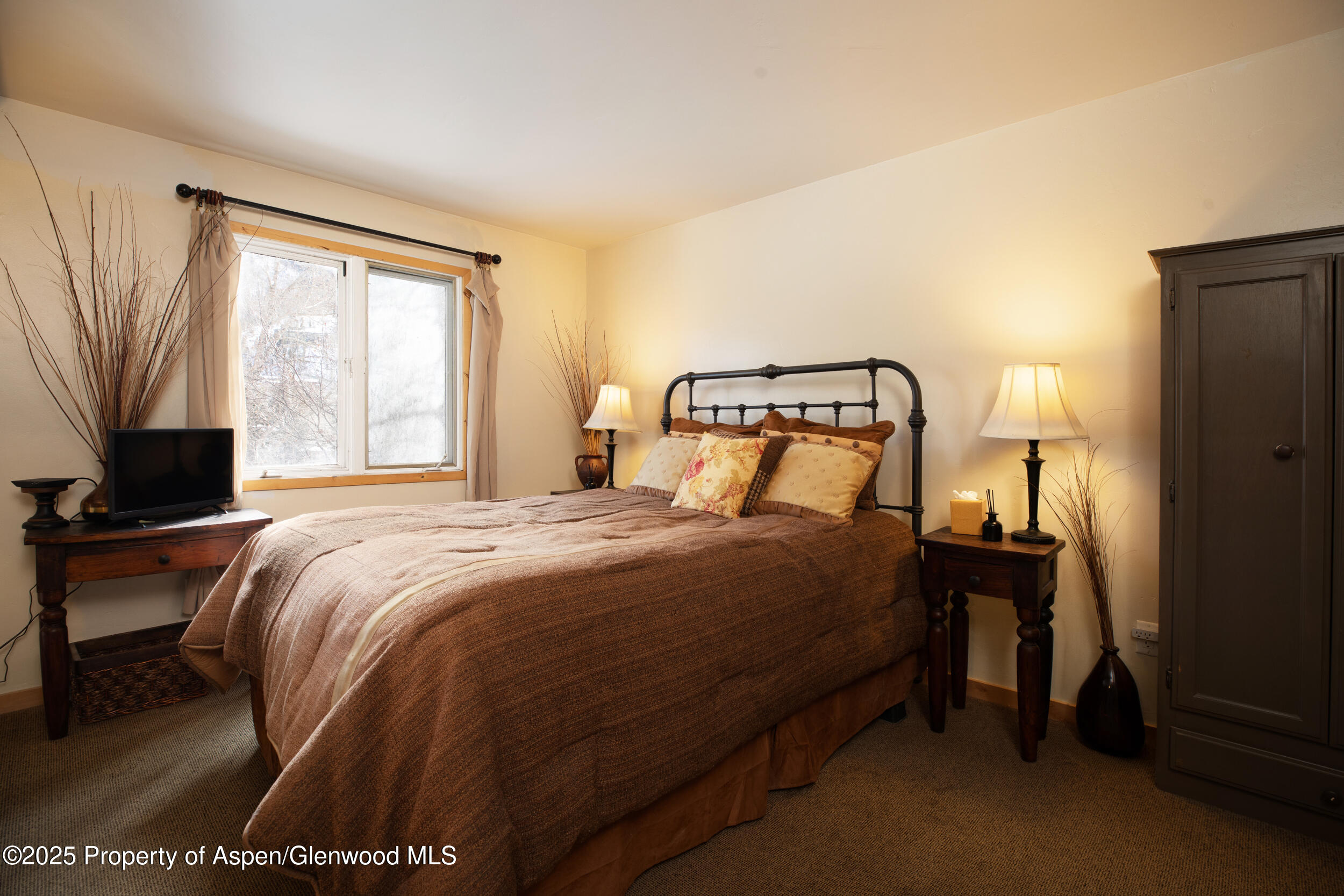 1880 Meadow Ridge Road, Unit 7 Vail, CO 81657 - Photo 8 of 12 2512_meadow_ridge_7_interior_bed01_a