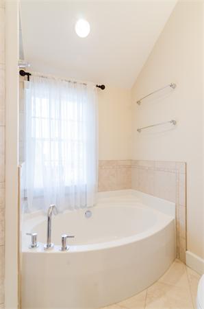 128 Roundwood Road Newton, MA 02464 - Photo 7 of 11 Gallery Image 7