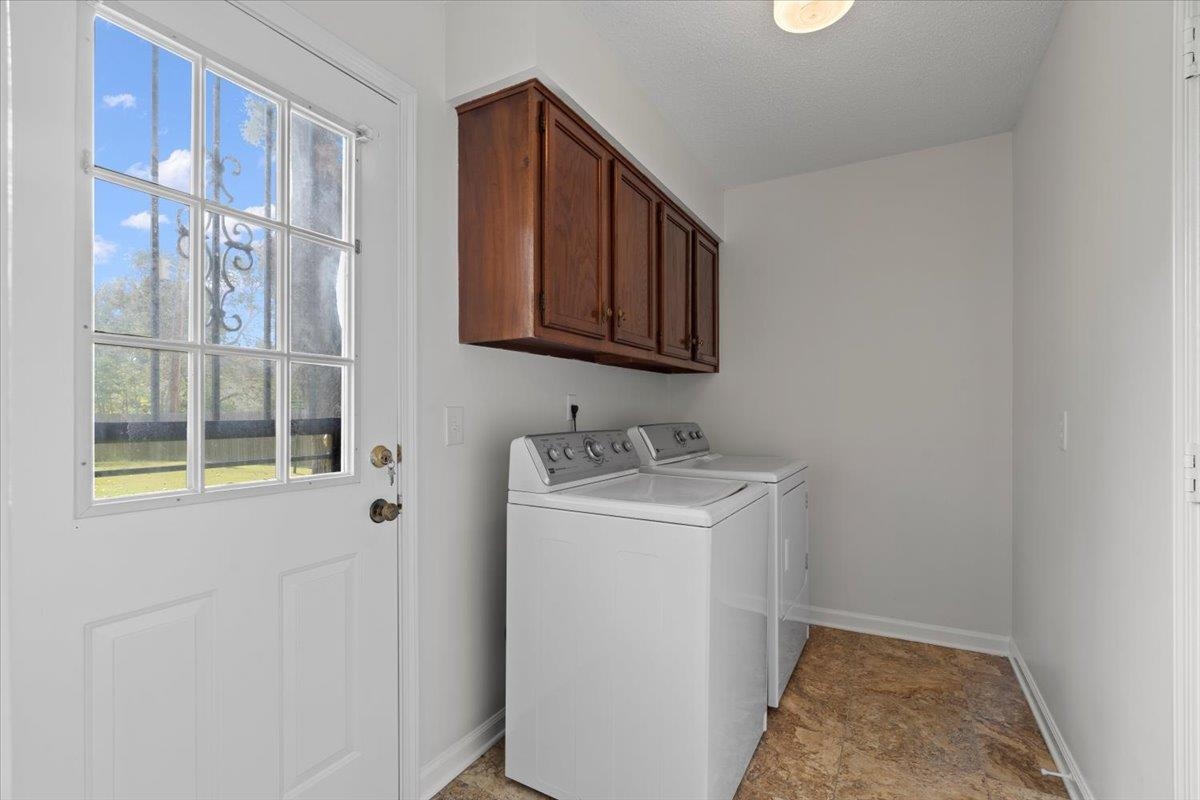 369 Taraview Road Collierville, TN 38017 - Photo 12 of 34 a bathroom with a sink and a mirror