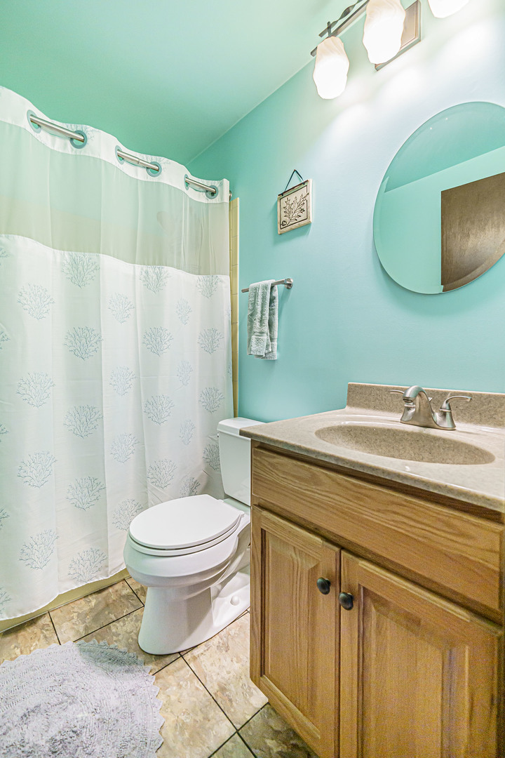 950 Ridgefield Lane Buffalo Grove, IL 60089 - Photo 20 of 24 a bathroom with a sink a toilet and mirror