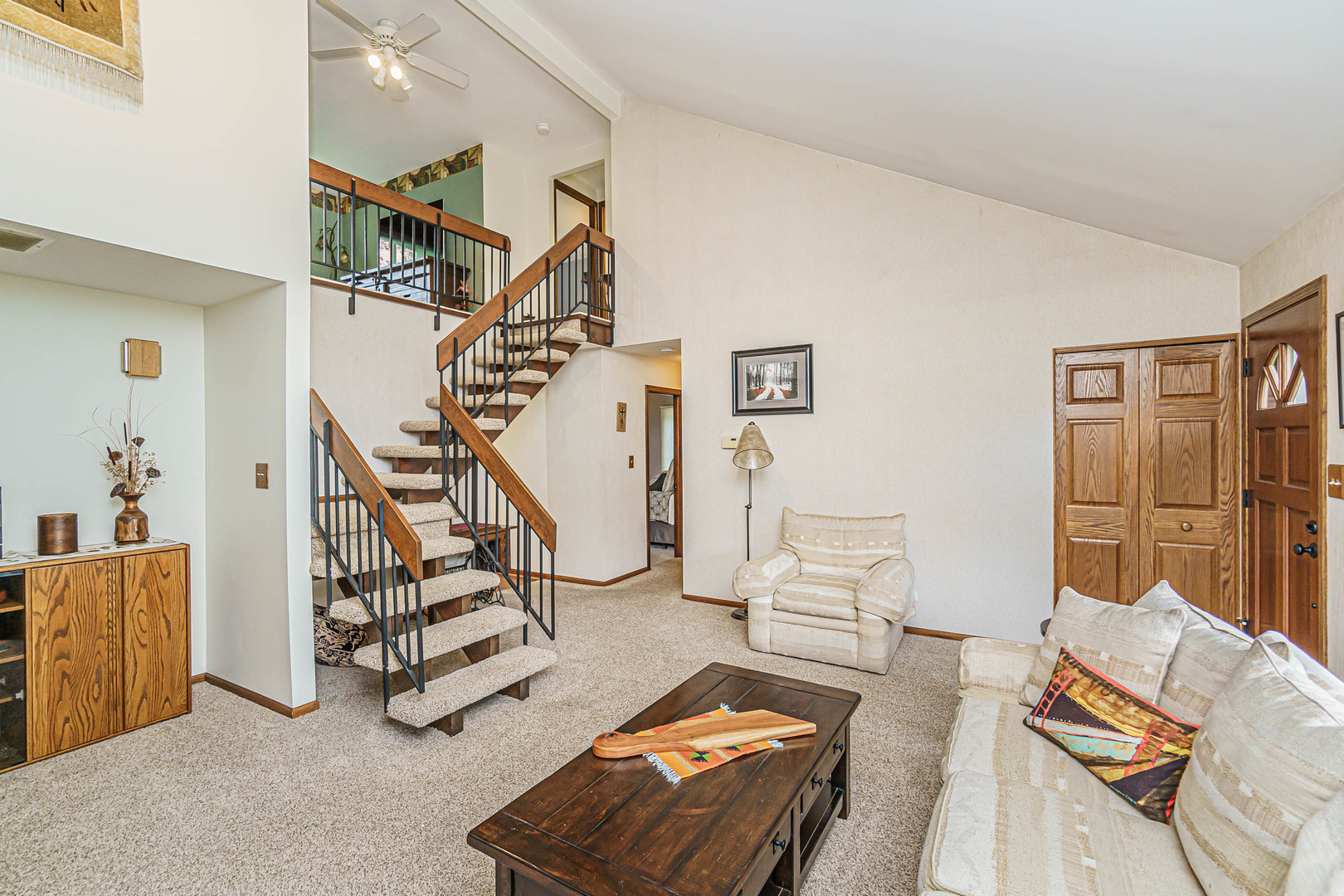 950 Ridgefield Lane Buffalo Grove, IL 60089 - Photo 2 of 24 a living room with furniture and white walls