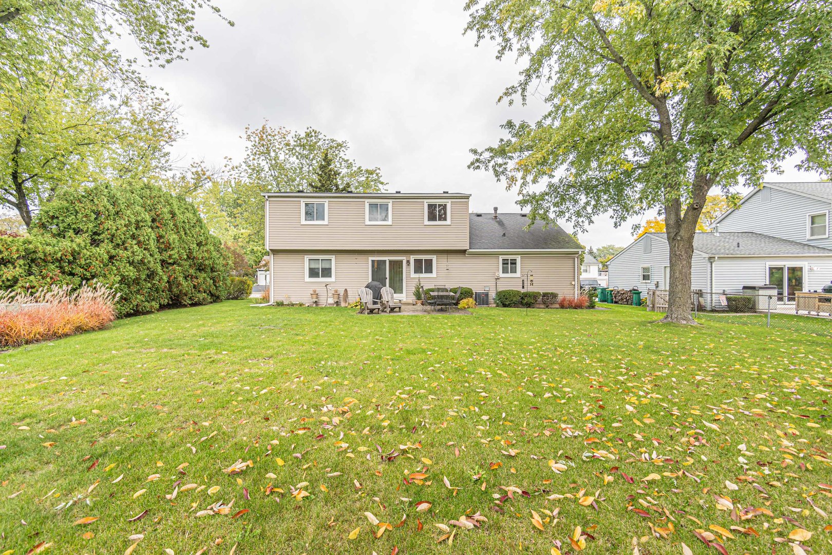950 Ridgefield Lane Buffalo Grove, IL 60089 - Photo 22 of 24 a house view with a garden space