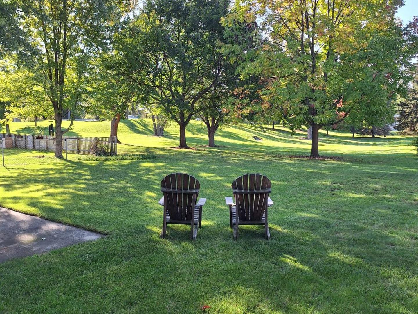 950 Ridgefield Lane Buffalo Grove, IL 60089 - Photo 24 of 24 a backyard of a house with table and chairs