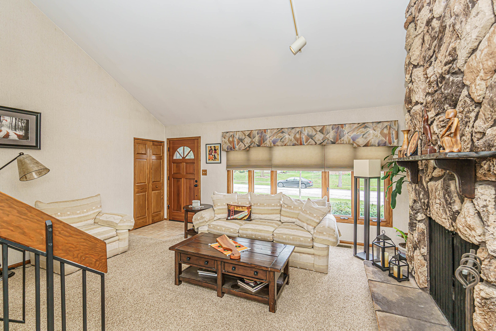 950 Ridgefield Lane Buffalo Grove, IL 60089 - Photo 4 of 24 a living room with furniture and a large window