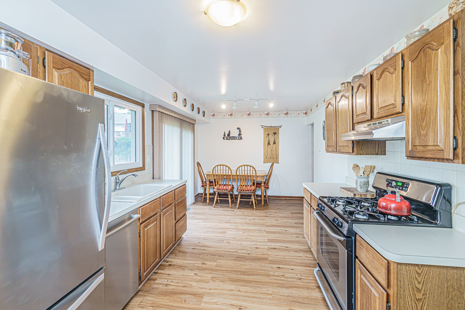 950 Ridgefield Lane Buffalo Grove, IL 60089 - Photo 7 of 24 a kitchen with stove and cabinets