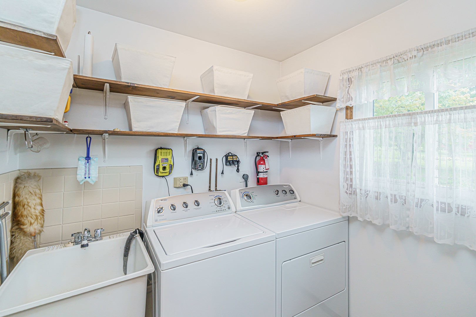 950 Ridgefield Lane Buffalo Grove, IL 60089 - Photo 8 of 24 a utility room with dryer and washer