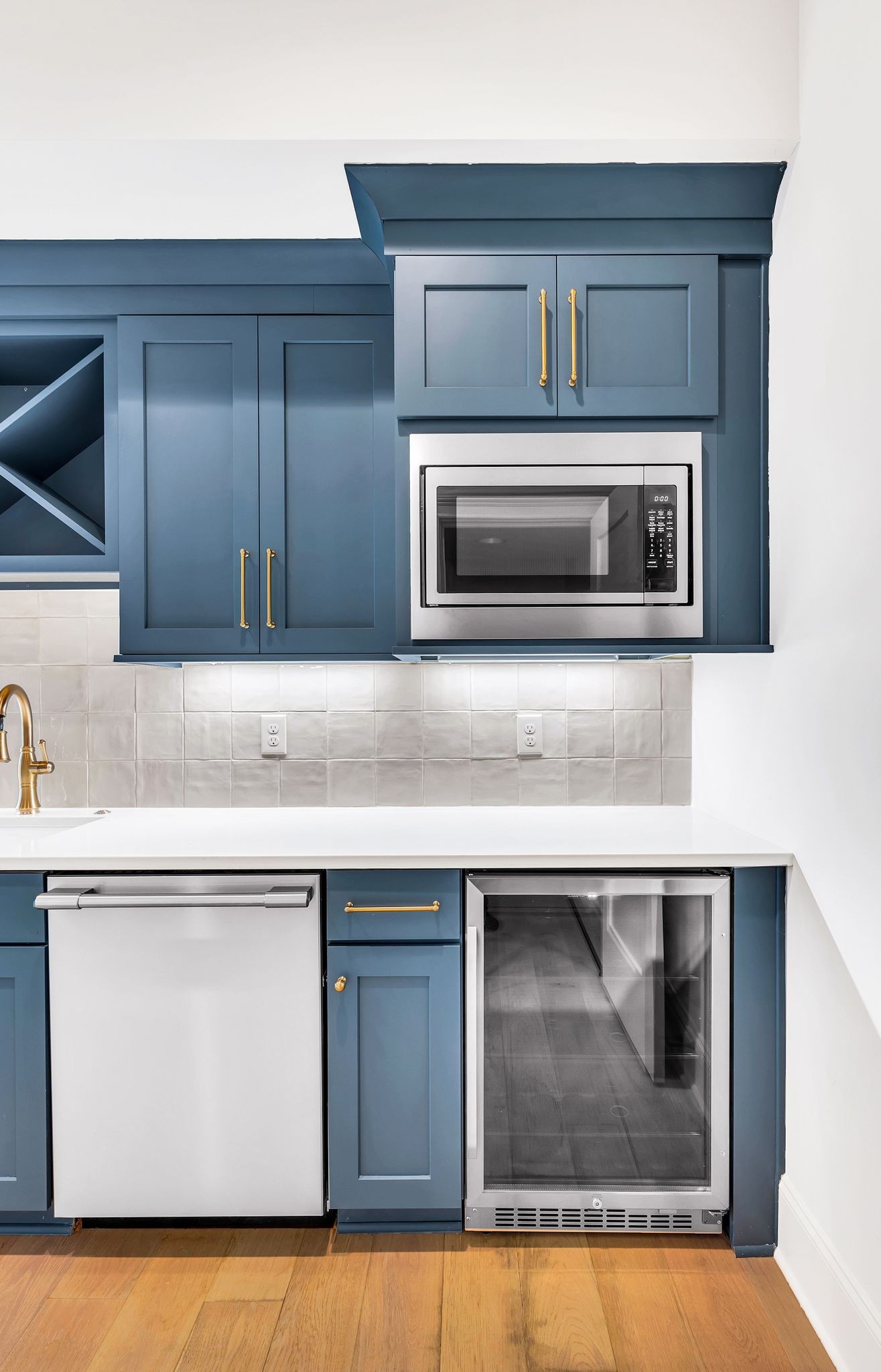6081 Pasquo Road Nashville, TN 37221 - Photo 28 of 70 a kitchen with a sink and a microwave