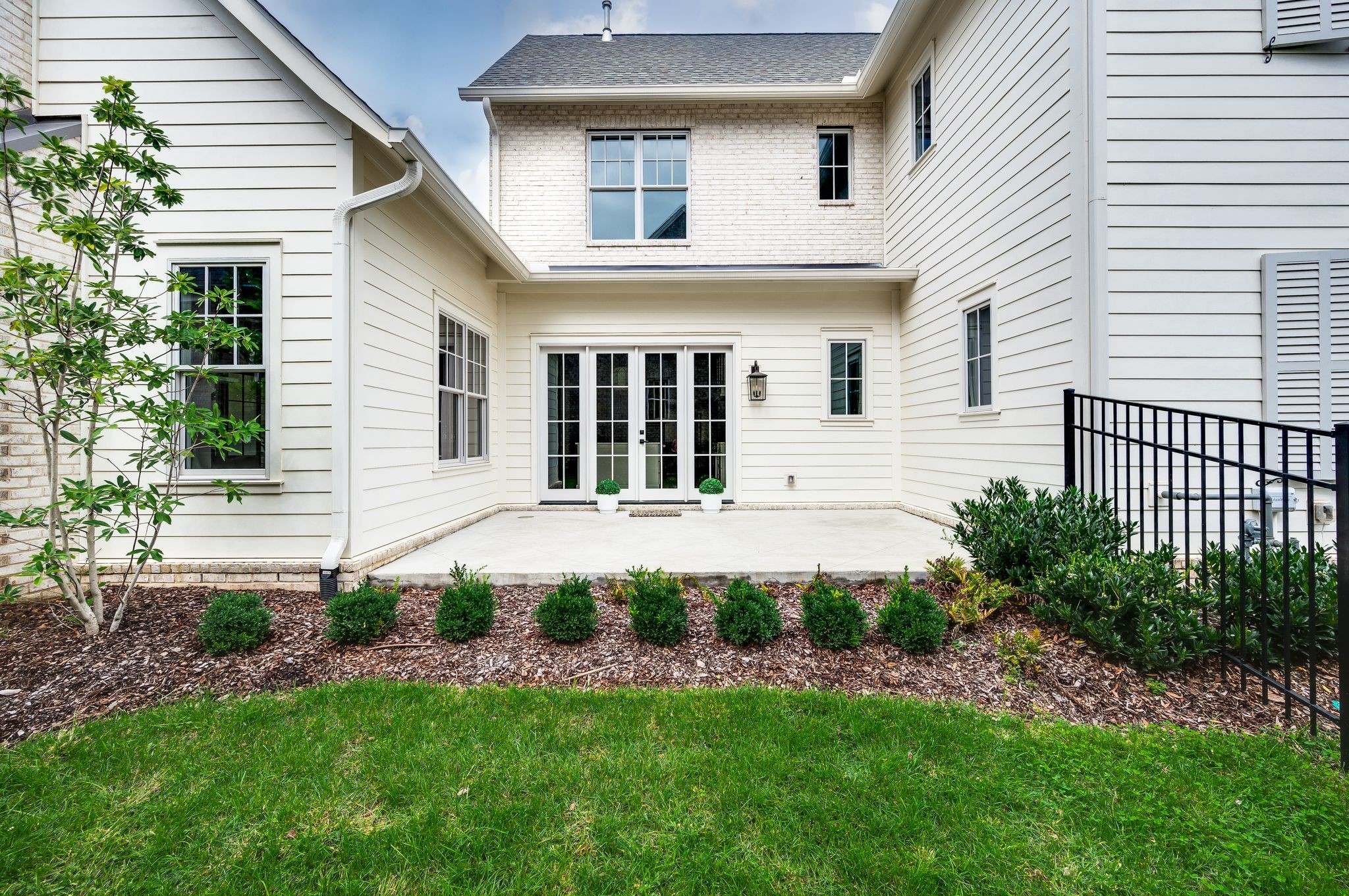 6081 Pasquo Road Nashville, TN 37221 - Photo 68 of 70 a front view of a house with a garden