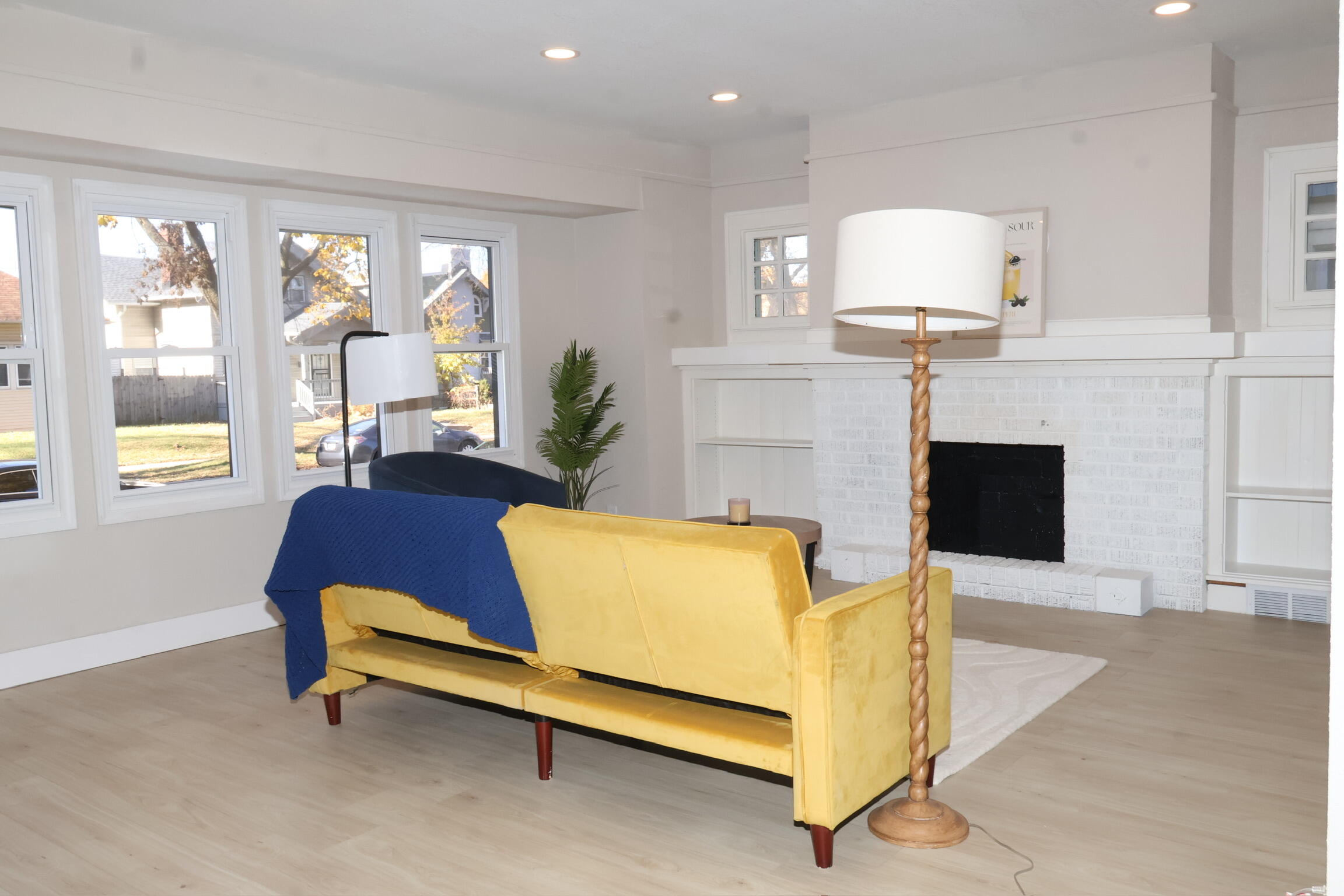 2360 North 48th Street Milwaukee, WI 53210 - Photo 2 of 23 LIVING ROOM