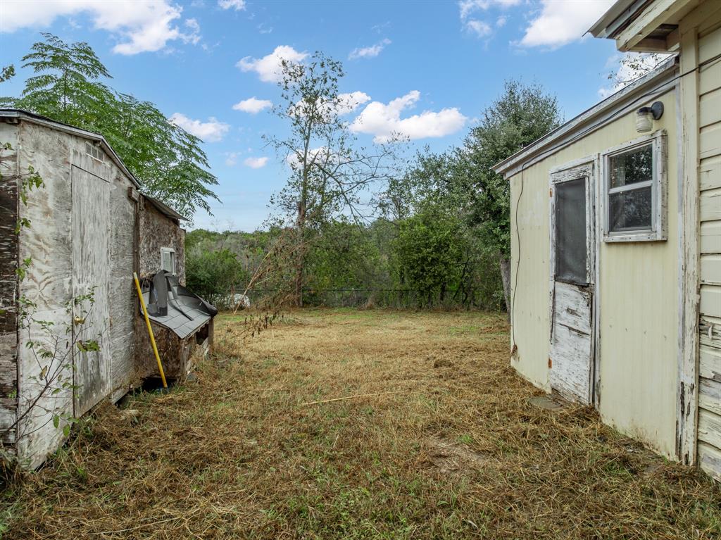 116 Fox Run Whitney, TX 76692 - Photo 21 of 34 a backyard of a house with lots of green space
