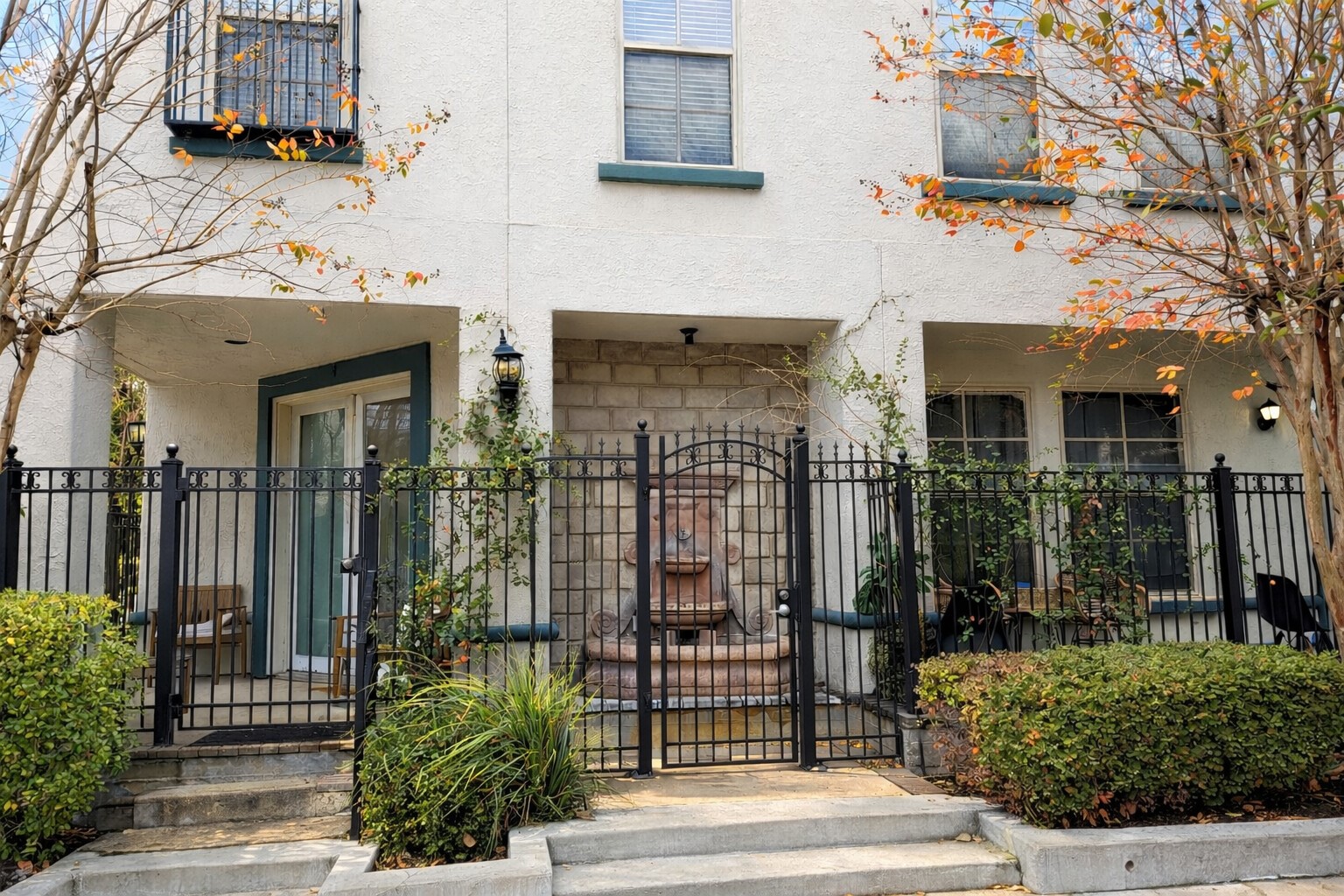 2216 Chenevert Street, Unit 6 Houston, TX 77003 - Photo 27 of 29 Community water fountain.
