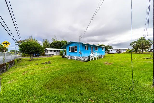 a view of an house with backyard and a garden
