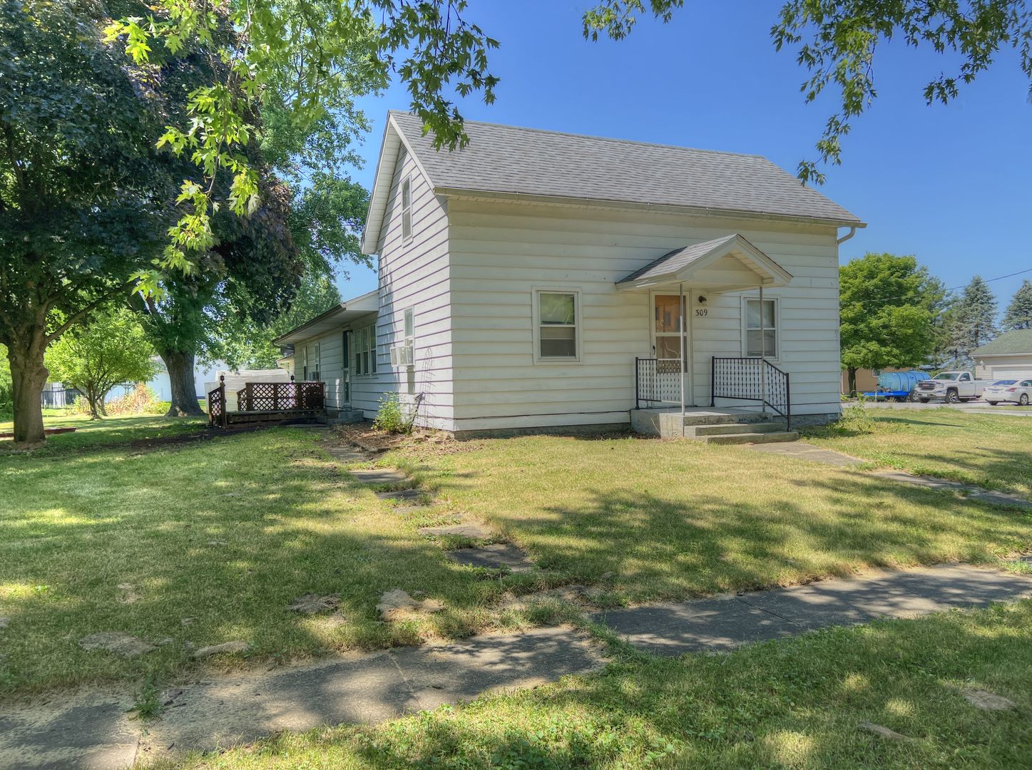 309 Jefferson Street Danforth, IL 60930 - Photo 2 of 45 a backyard of a house