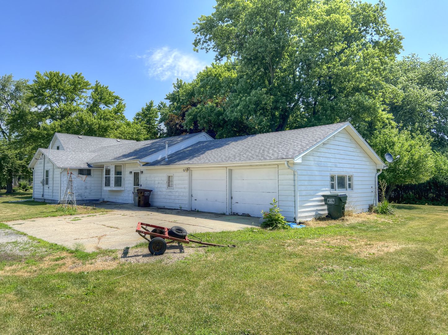 309 Jefferson Street Danforth, IL 60930 - Photo 4 of 45 a view of a house with big yard and large tree