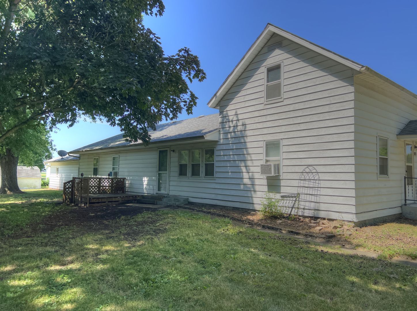 309 Jefferson Street Danforth, IL 60930 - Photo 6 of 45 a front view of a house with a yard