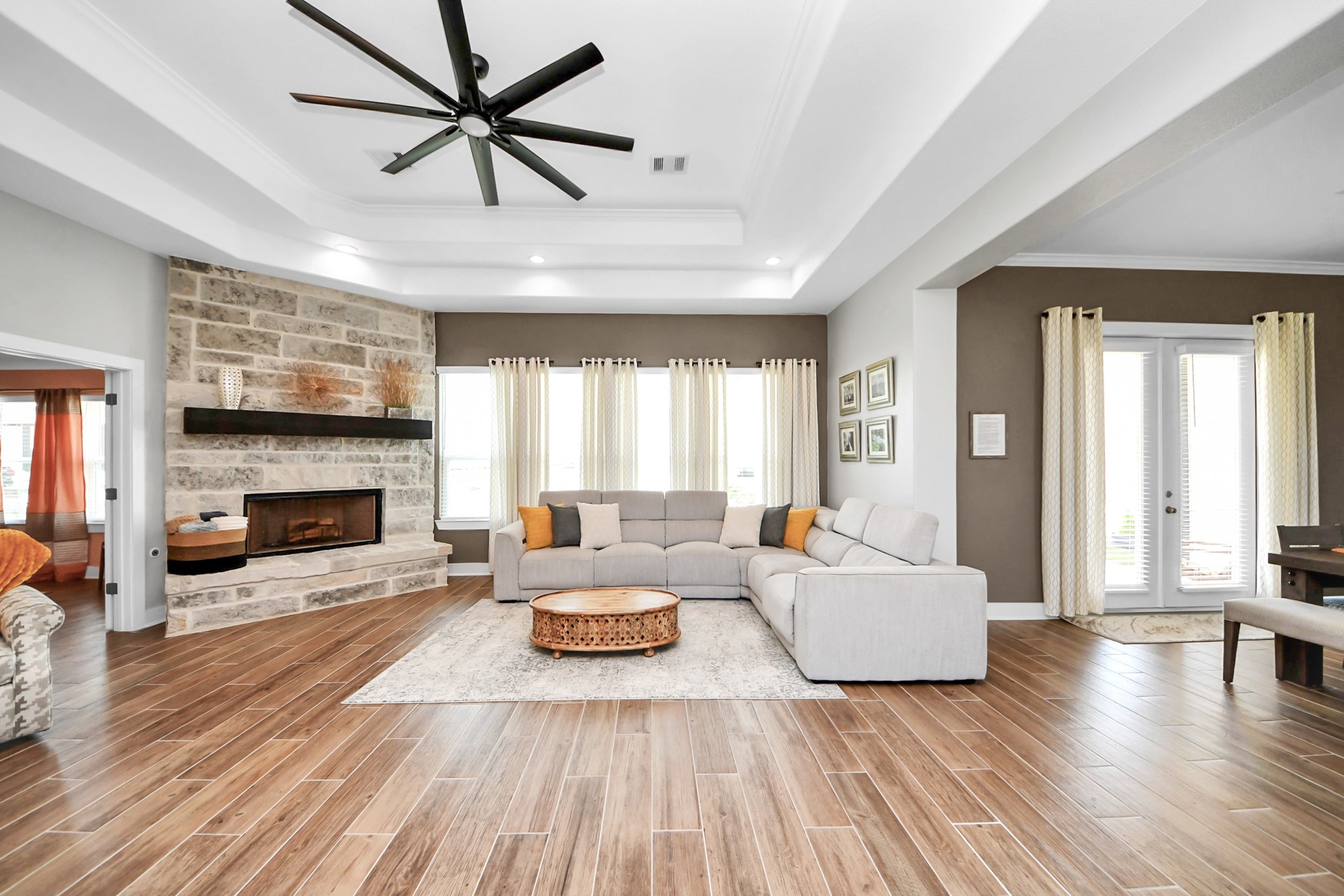 7723 Stratford Hall Drive Rosharon, TX 77583 - Photo 14 of 50 Spacious Living/Family room