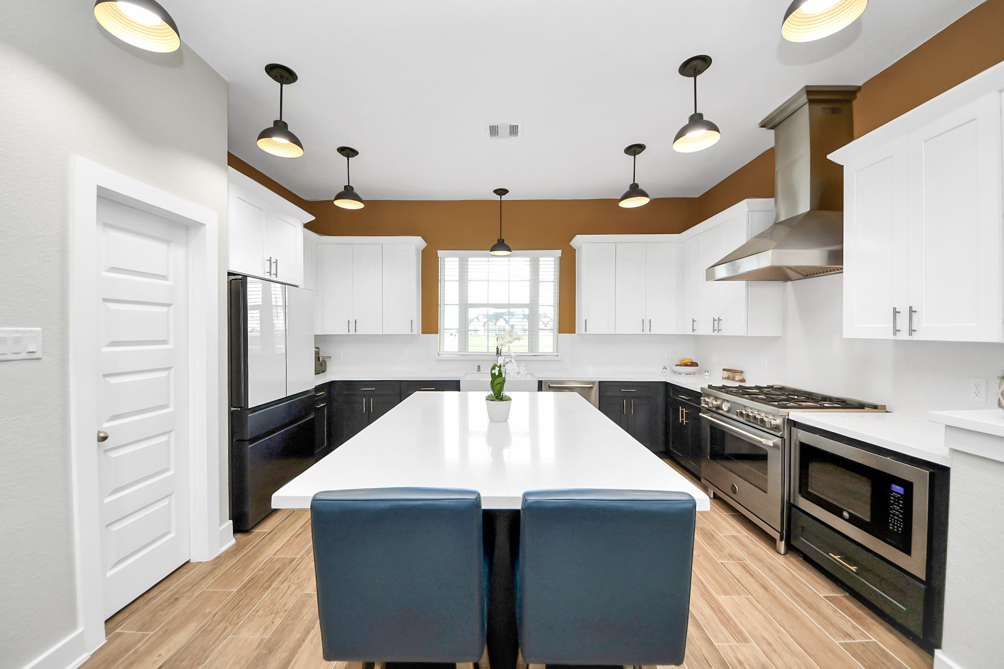 7723 Stratford Hall Drive Rosharon, TX 77583 - Photo 24 of 50 Bright and Spacious Kitchen with Stainless Steel Appliance and Cabinet Matching Refrigerator