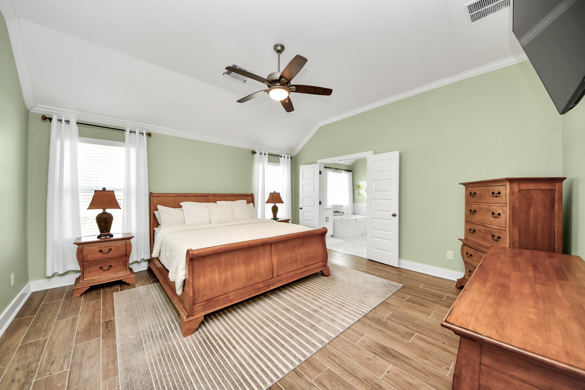 7723 Stratford Hall Drive Rosharon, TX 77583 - Photo 32 of 50 a bedroom with a bed and wooden floor