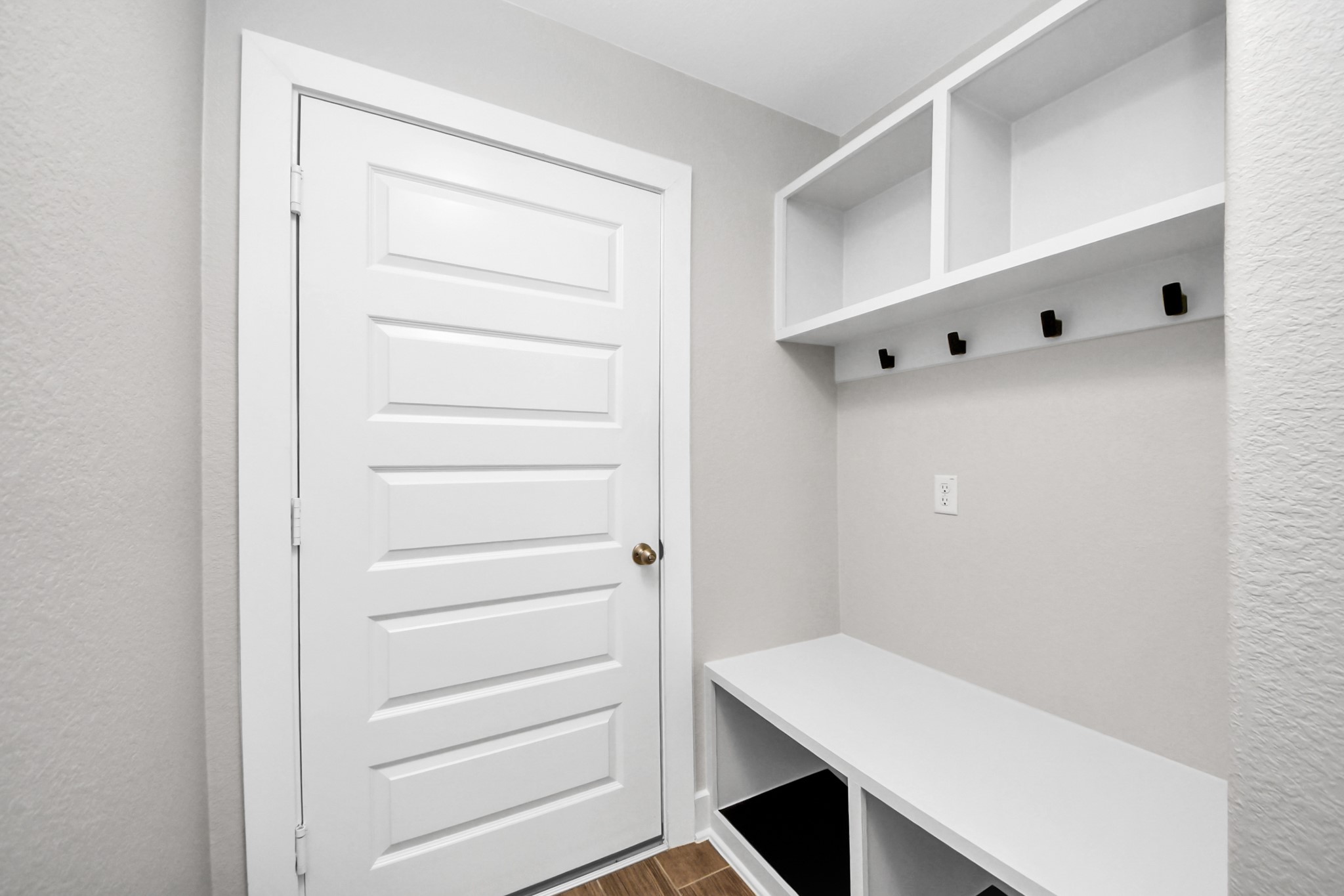 7723 Stratford Hall Drive Rosharon, TX 77583 - Photo 34 of 50 Mud-room, door to the garage