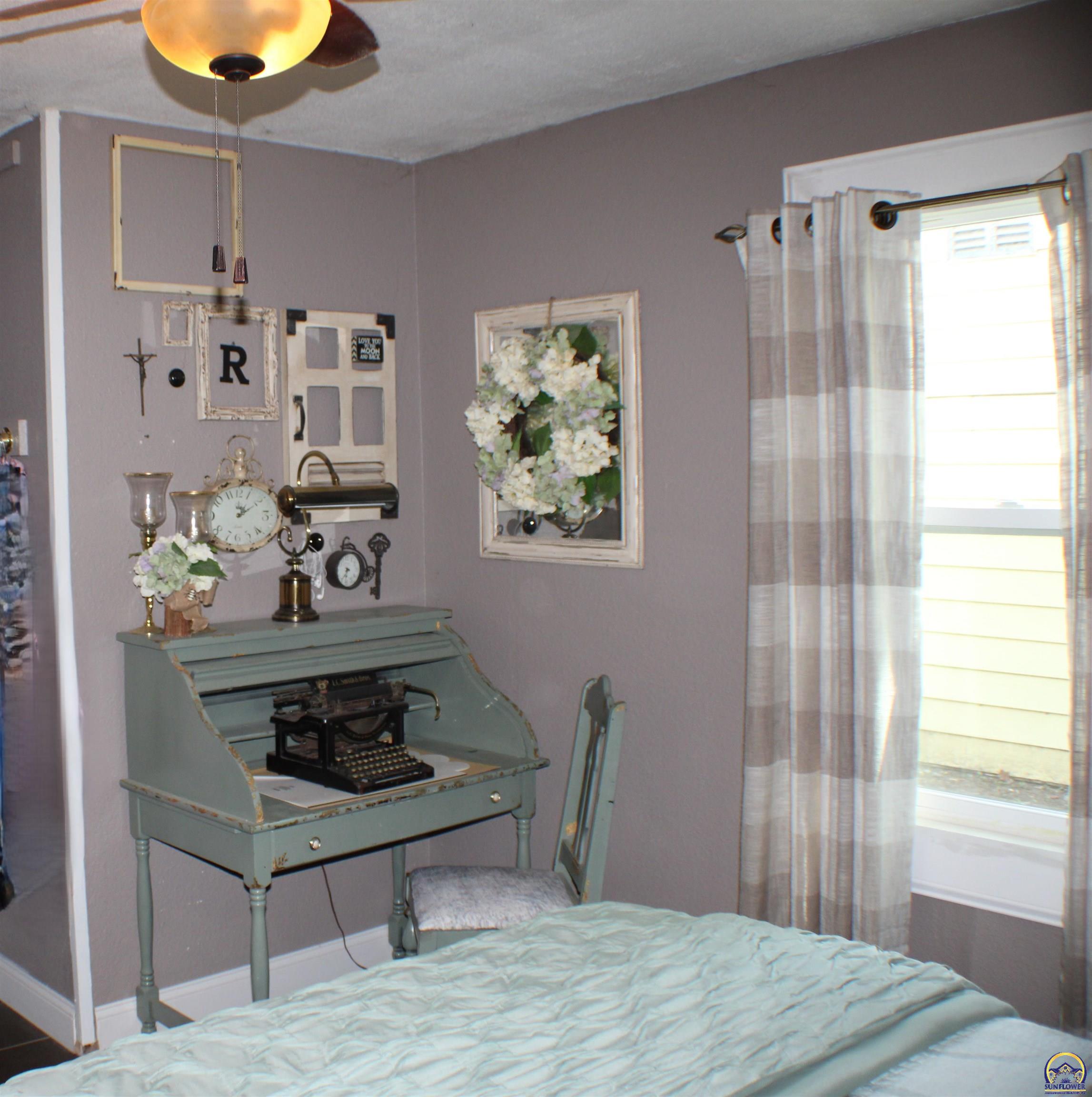 2517 Southwest Morningside Road Topeka, KS 66614 - Photo 12 of 21