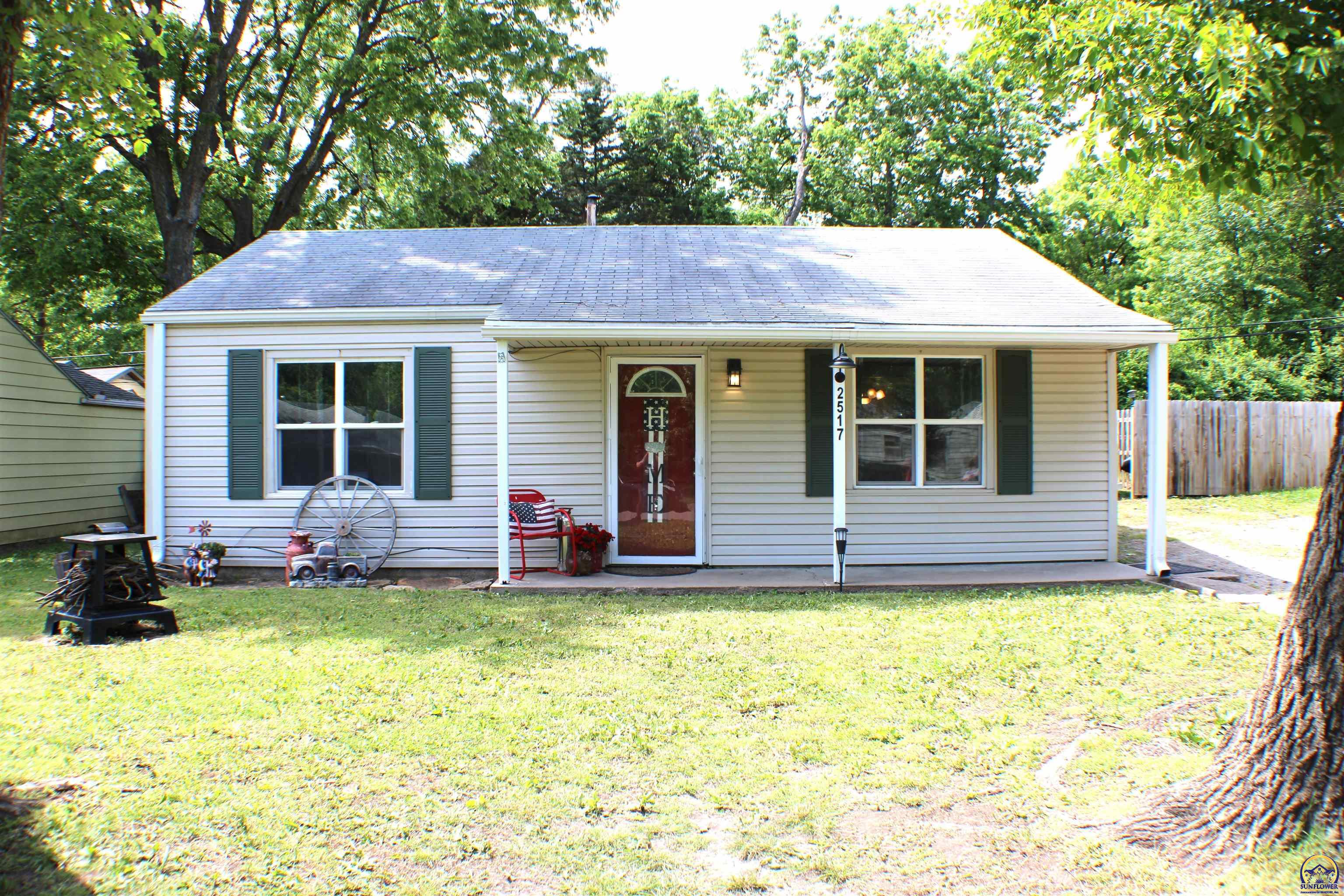 2517 Southwest Morningside Road Topeka, KS 66614 - Photo 2 of 21