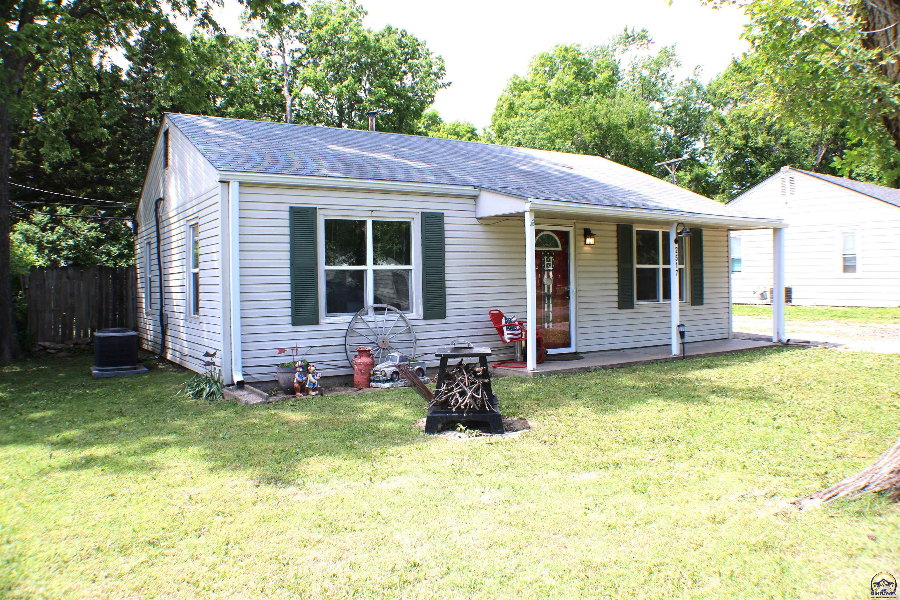 2517 Southwest Morningside Road Topeka, KS 66614 - Photo 3 of 21