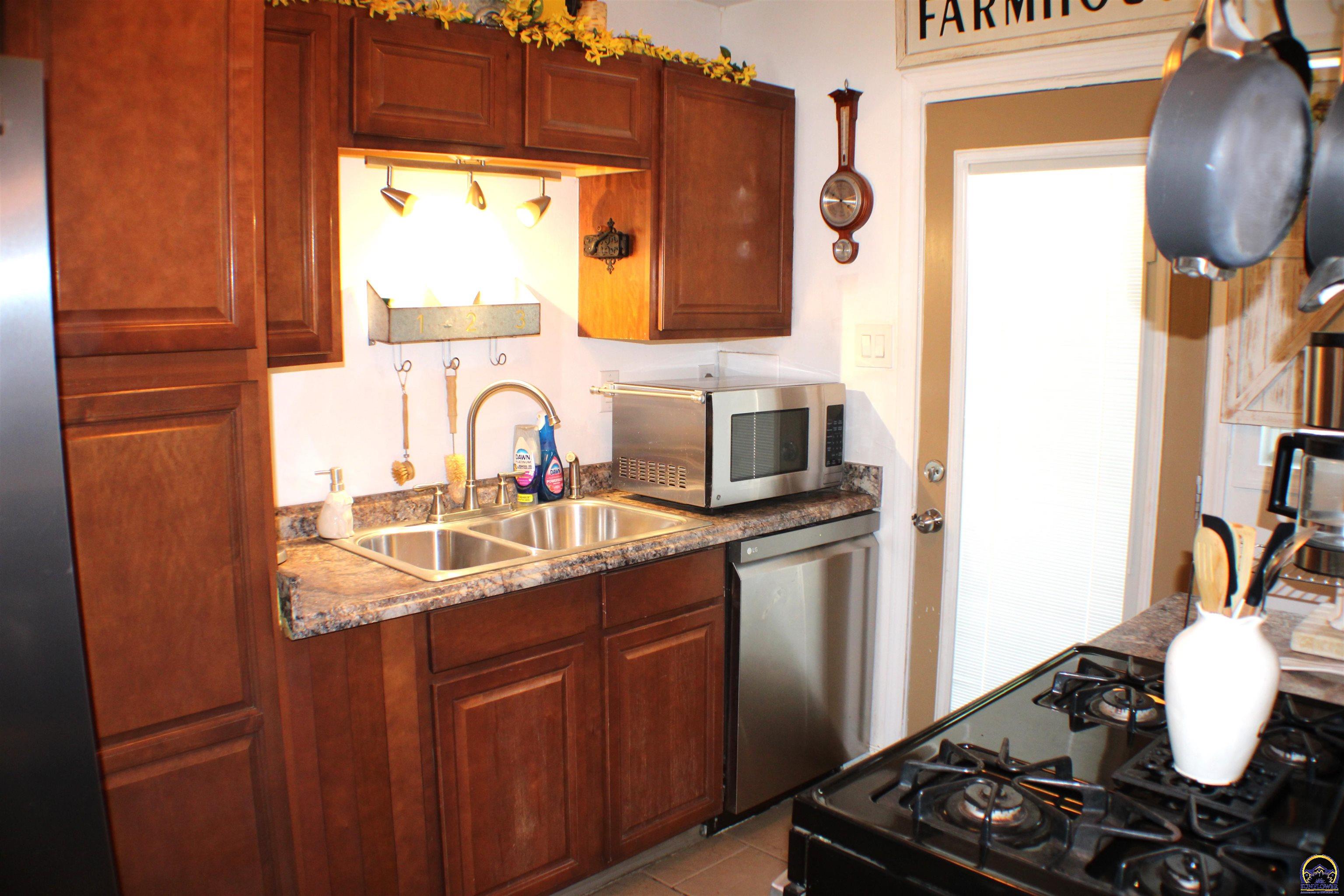 2517 Southwest Morningside Road Topeka, KS 66614 - Photo 9 of 21