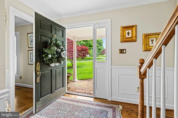 a view of entryway with garden