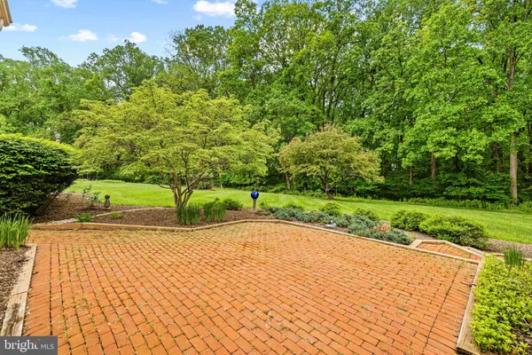 a view of yard with green space