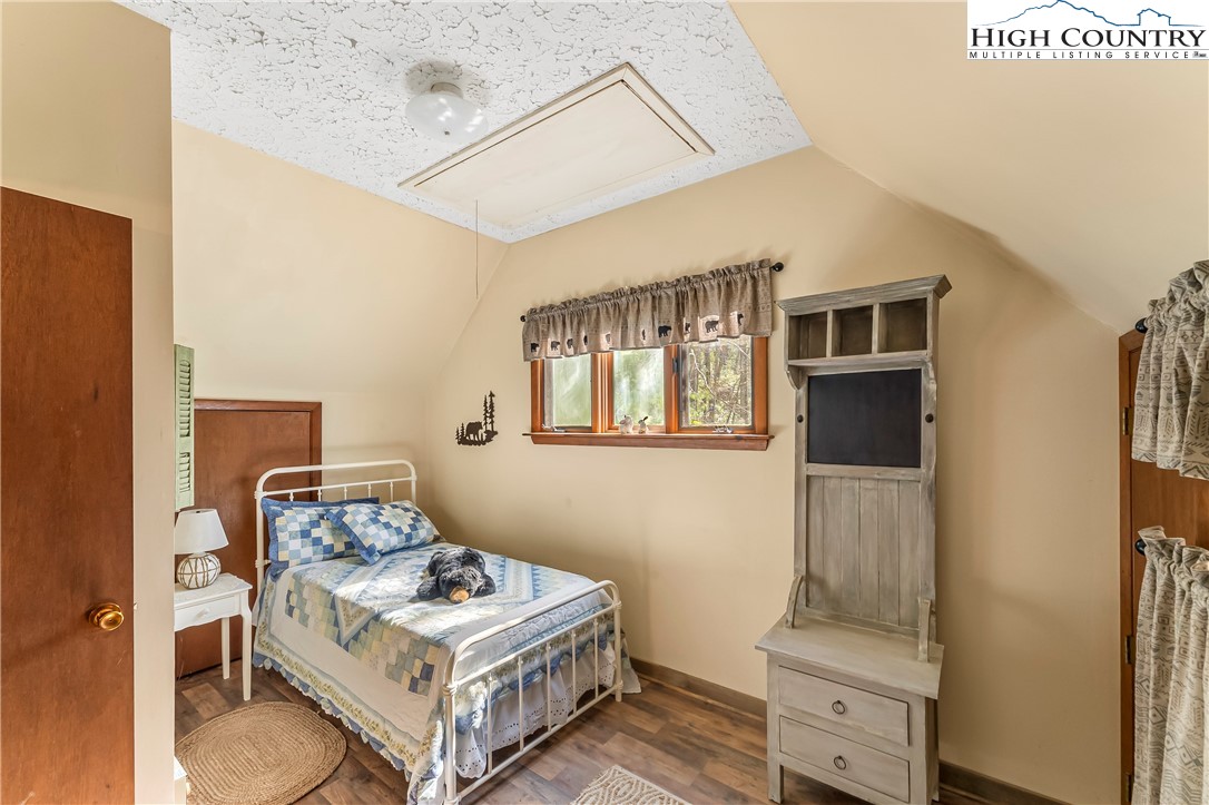 231 Deer Oaks Road Deep Gap, NC 28618 - Photo 22 of 44 a living room with furniture