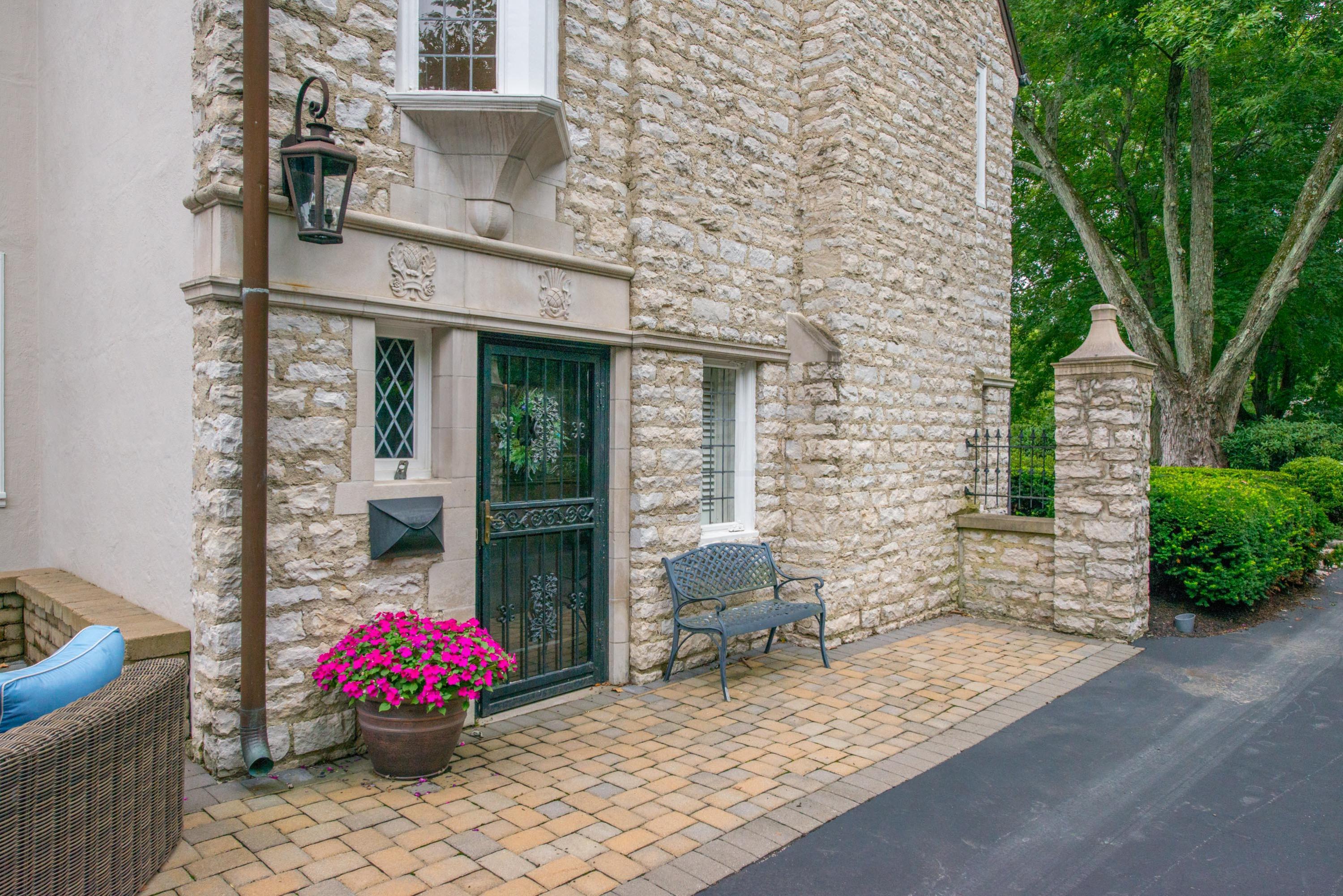 200 Ashbourne Road Columbus, OH 43209 - Photo 4 of 59