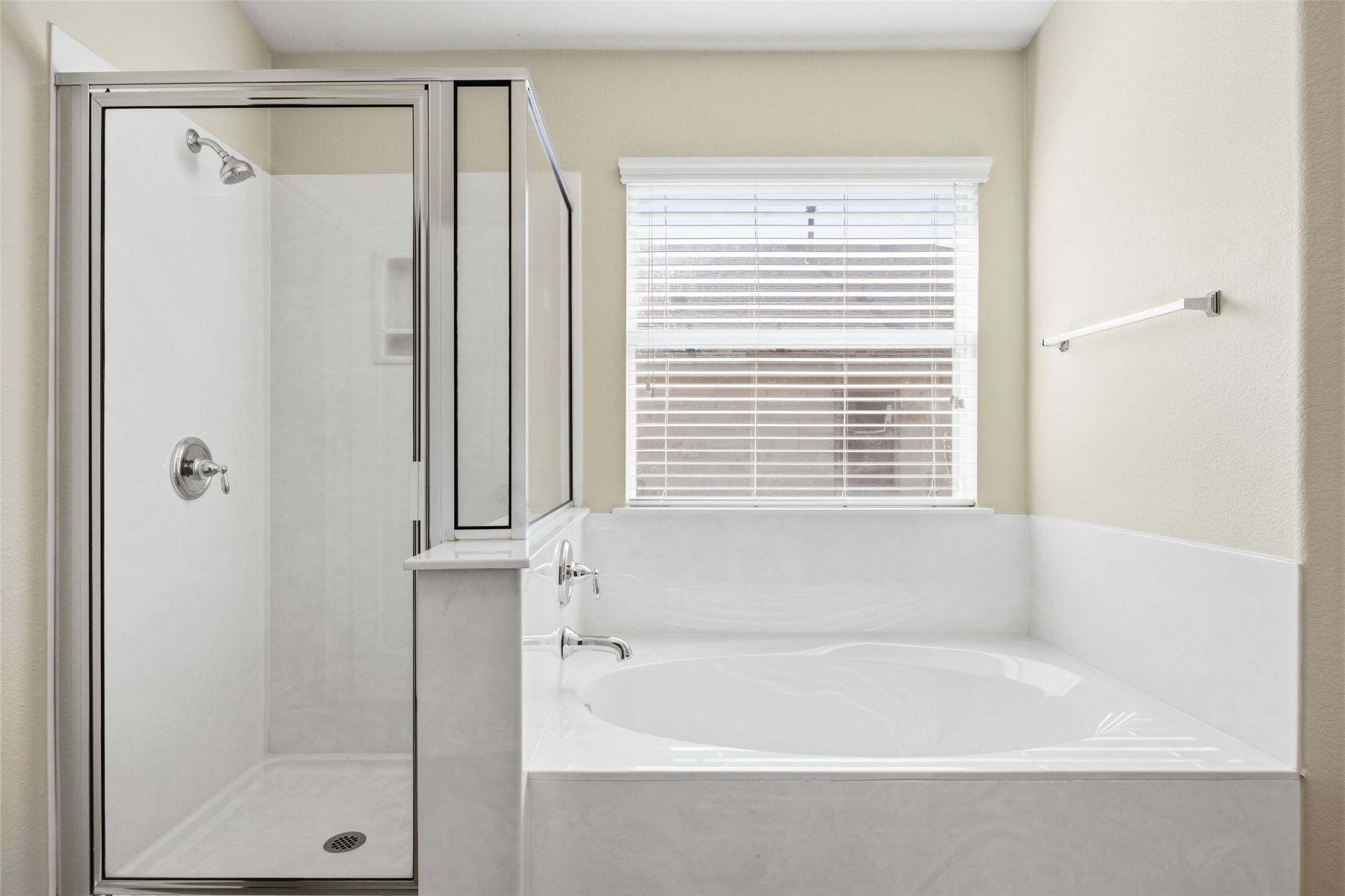 1069 Talley Loop Buda, TX 78610 - Photo 25 of 31 Primary bathroom