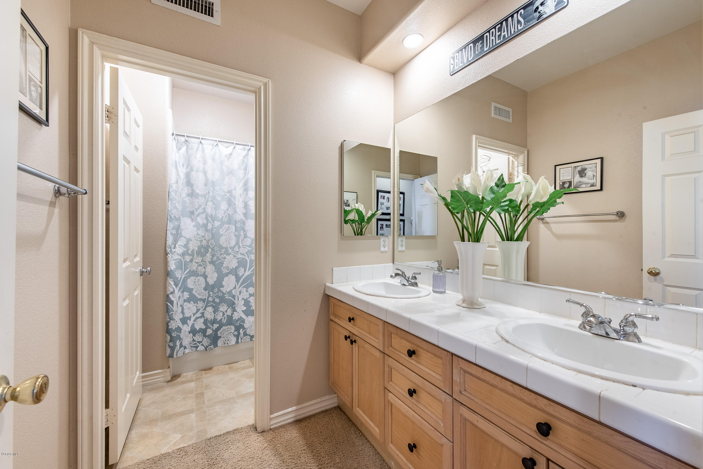 13625 Silver Oak Lane Moorpark, CA 93021 - Photo 27 of 35 a bathroom with 2 sink and a mirror