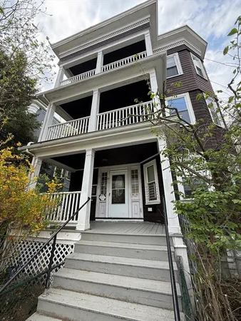$3,500 | 29 Lewis Street, Unit 1, Somerville, MA 02143