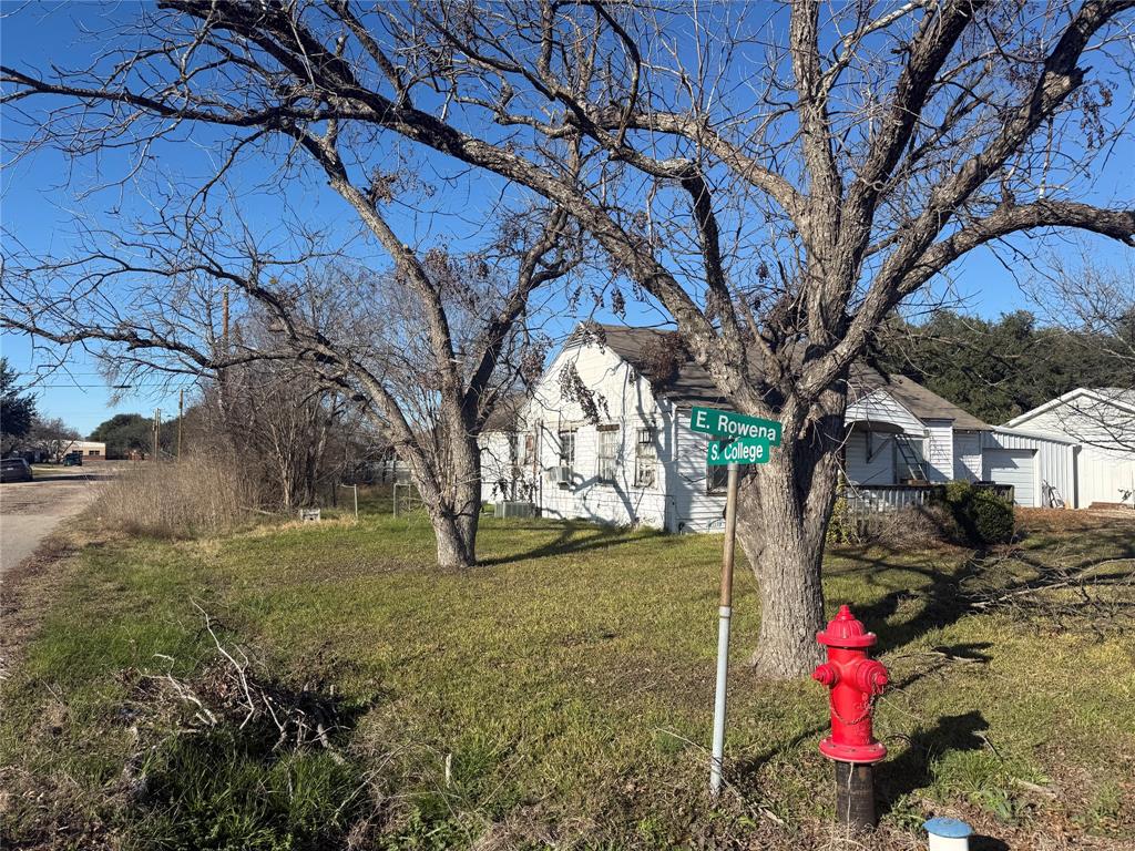 402 East Rowena Rosebud, TX 76570 - Photo 1 of 4 a backyard of a house with lots of green space