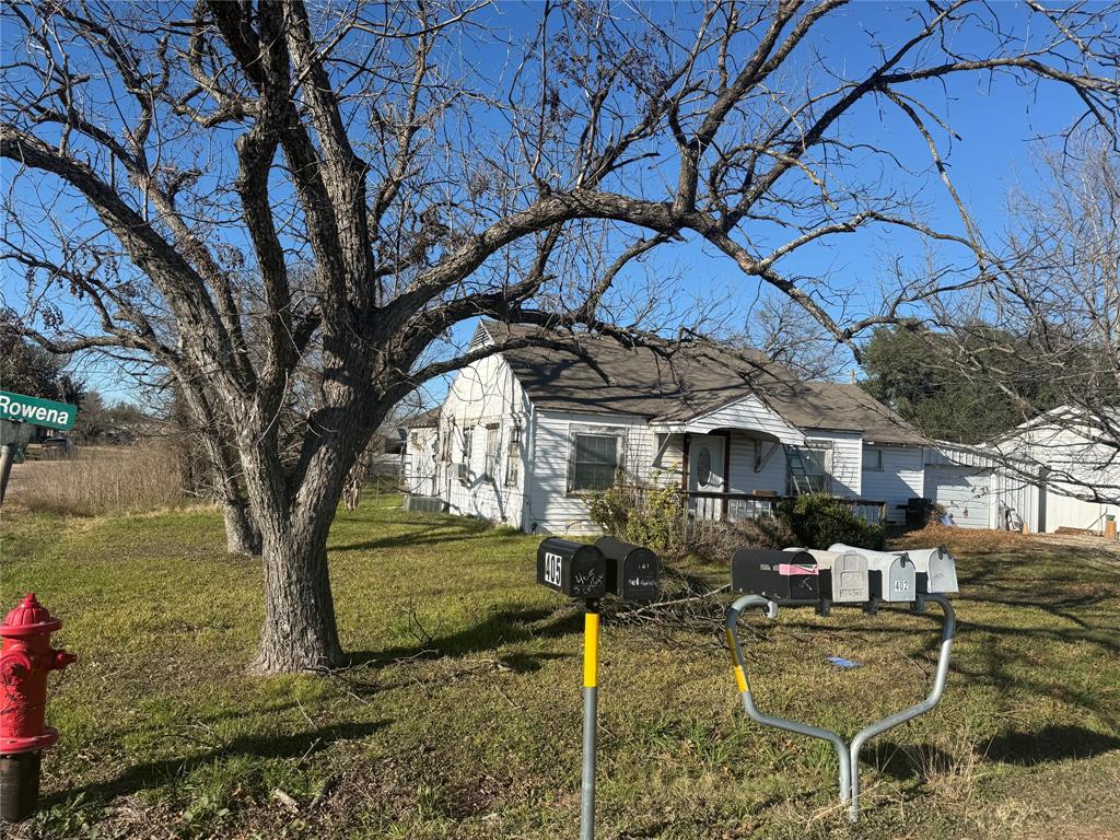 402 East Rowena Rosebud, TX 76570 - Photo 2 of 4 a view of a patio with table and chairs with wooden fence and plants