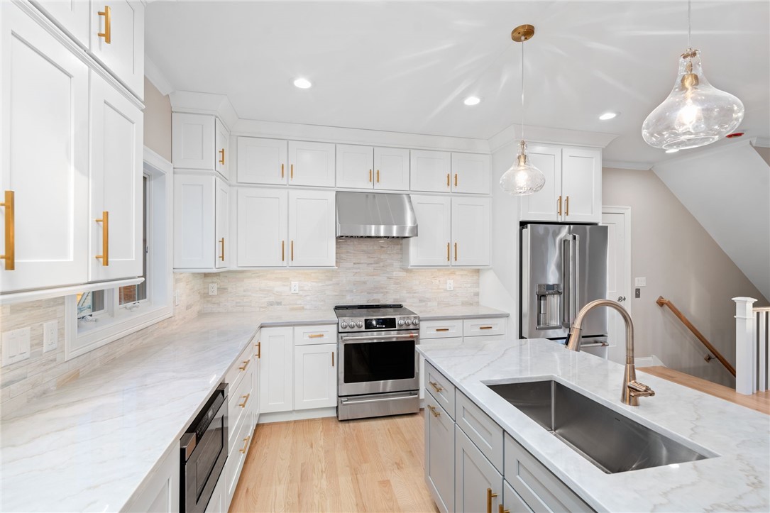 25 Scallop Shell Road Narragansett, RI 02882 - Photo 3 of 49 Top of the line GE Cafe appliances and beautiful quartzite counters