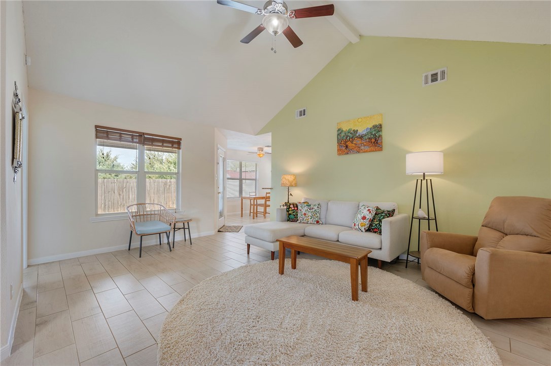 501 Riggs Street Brenham, TX 77833 - Photo 4 of 22