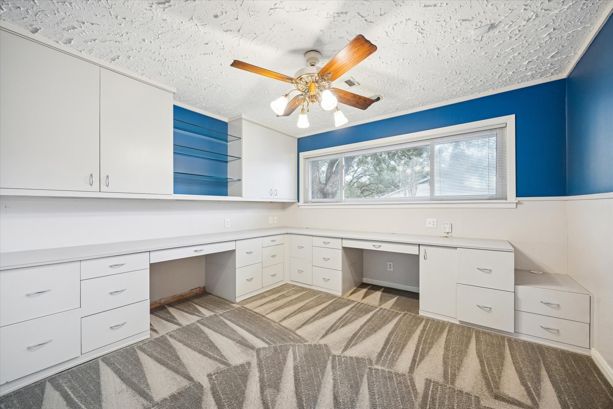 9022 Timberside Drive Houston, TX 77025 - Photo 8 of 10 a view of a livingroom with furniture and chandelier fan
