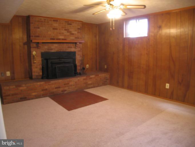 8617 Fort Hunt Road Alexandria, VA 22308 - Photo 5 of 19 Recreation Room /wood burning fireplace