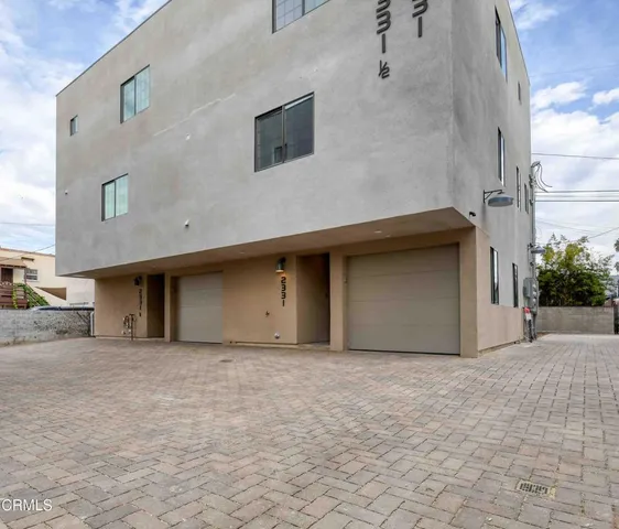 a view of a house with backyard