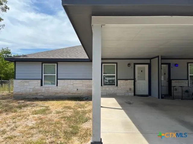 a view of a house with backyard