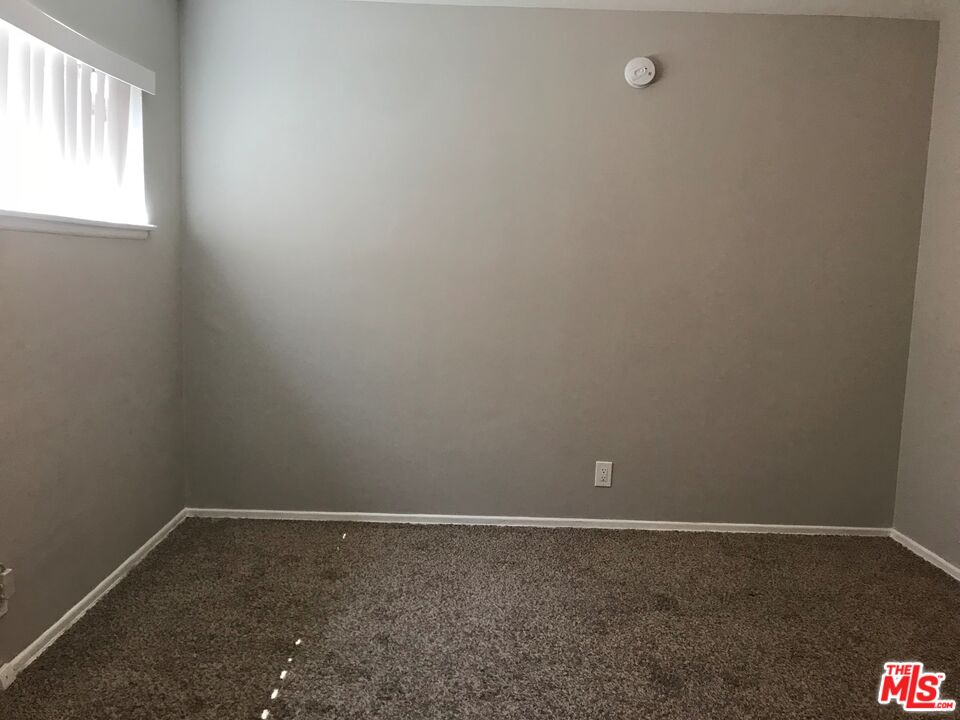 11510 Riverside Drive, Unit 2 North Hollywood, CA 91602 - Photo 2 of 8 a room that has a window in it