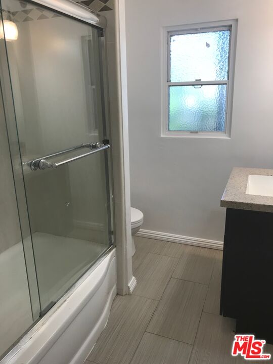 11510 Riverside Drive, Unit 2 North Hollywood, CA 91602 - Photo 6 of 8 a bathroom with a bathtub