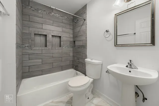 $2,200 | 1705 College Green Drive, Unit 1705, Elgin, IL 60123